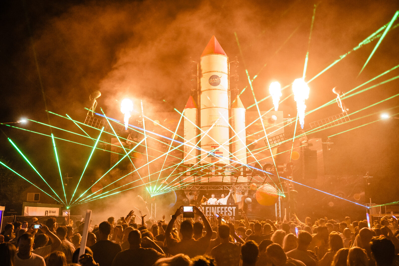 Pleinfeest Ottersum podium met raket, lasershow en publiek