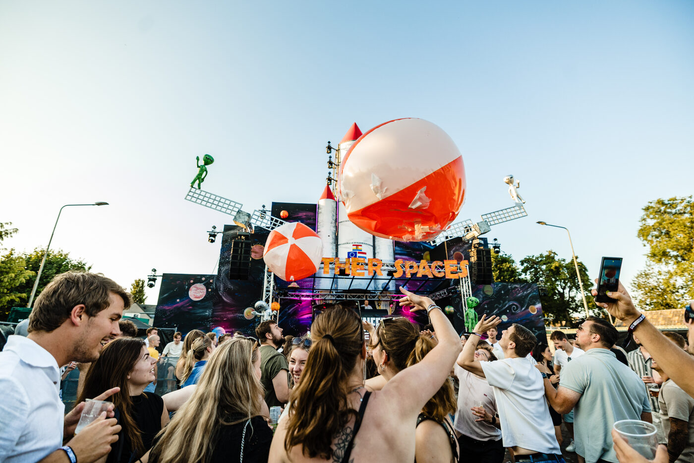 Zonnige zondag met publiek en strandballen op het plein