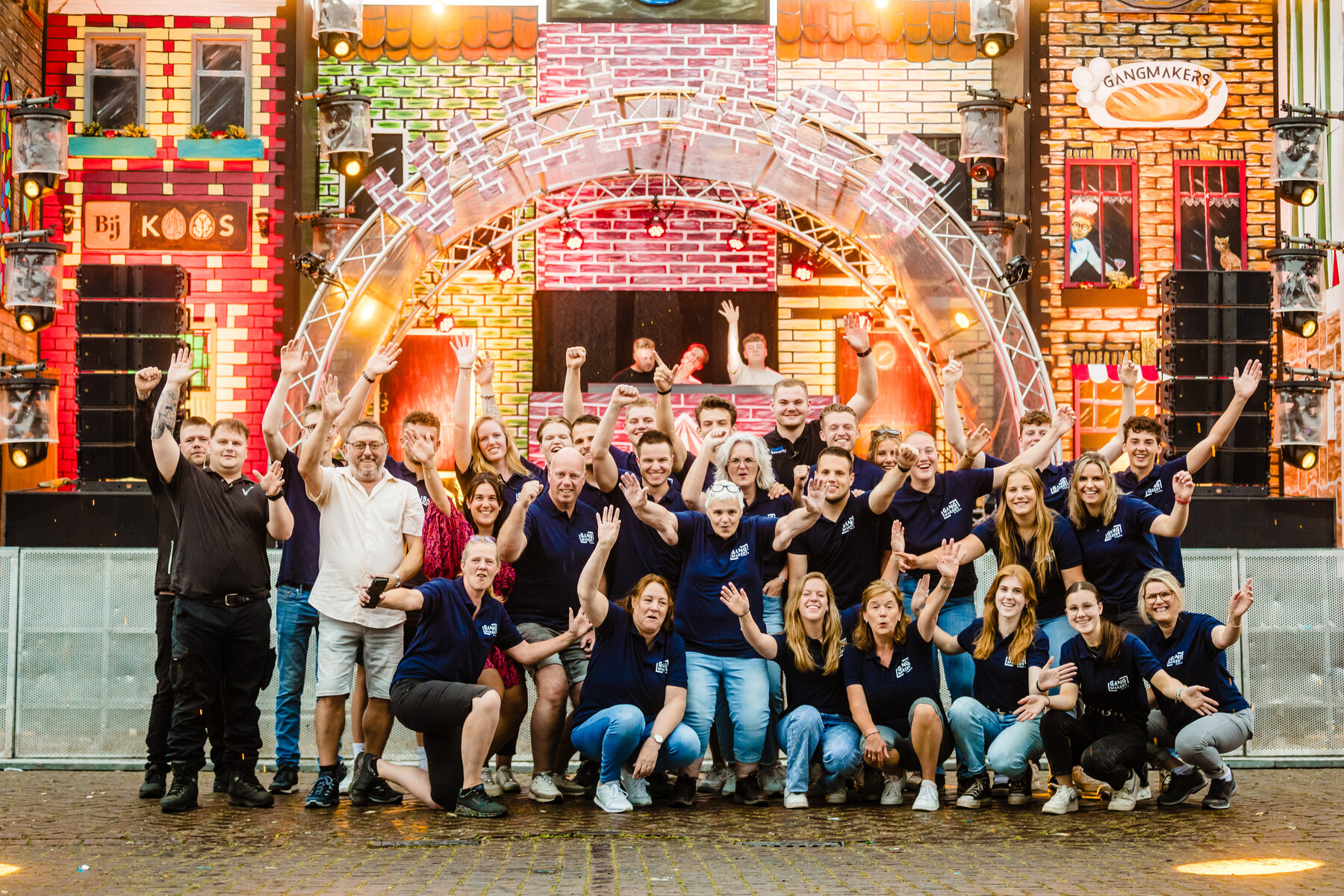 Het vrijwilligers-team van Pleinfeest Ottersum 2025 voor het hoofdpodium op het Sint Jozefplein